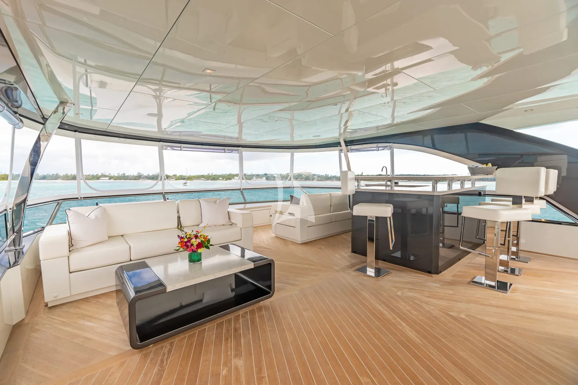 BOA VIDA Ocean Alexander 35R - flybridge lounge and bar area