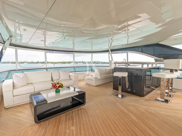 BOA VIDA Ocean Alexander 35R - flybridge lounge and bar area BOA VIDA Ocean Alexander 35R - flybridge lounge and bar area