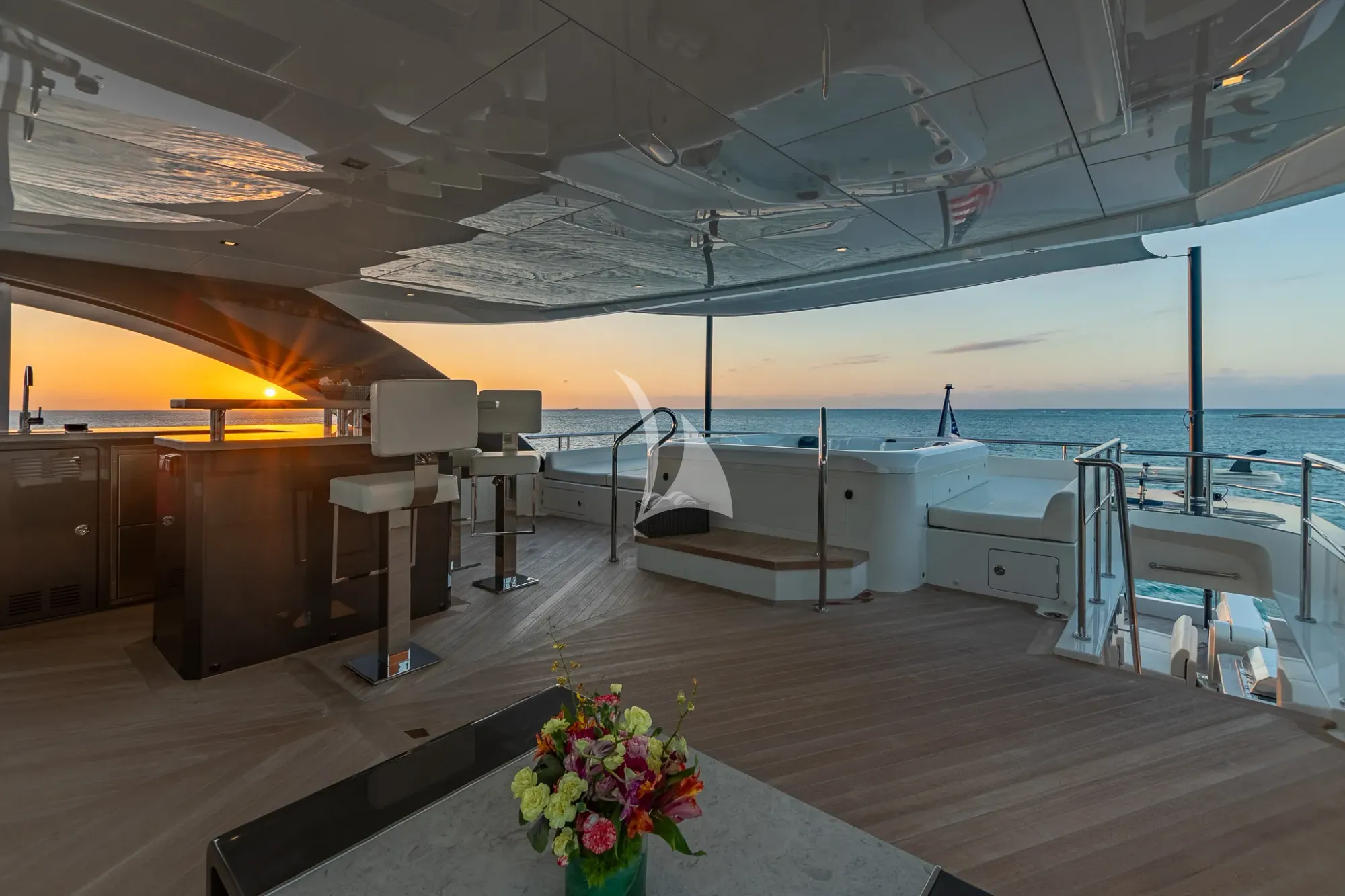 BOA VIDA Ocean Alexander 35R - flybridge under the sunset