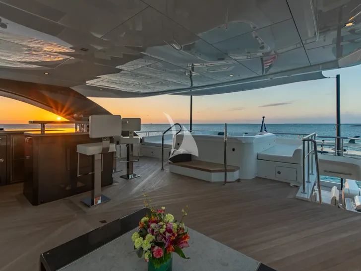 BOA VIDA Ocean Alexander 35R - flybridge under the sunset BOA VIDA Ocean Alexander 35R - flybridge under the sunset