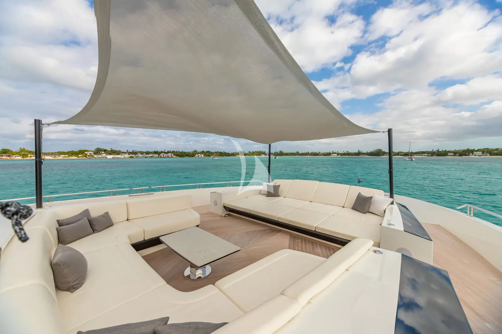 BOA VIDA Ocean Alexander 35R - foredeck lounge and sunbathing area