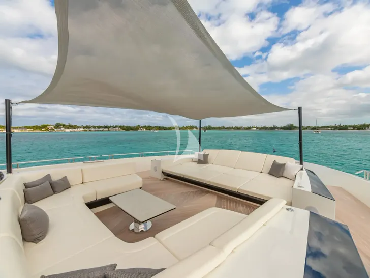 BOA VIDA Ocean Alexander 35R - foredeck lounge and sunbathing area BOA VIDA Ocean Alexander 35R - foredeck lounge and sunbathing area