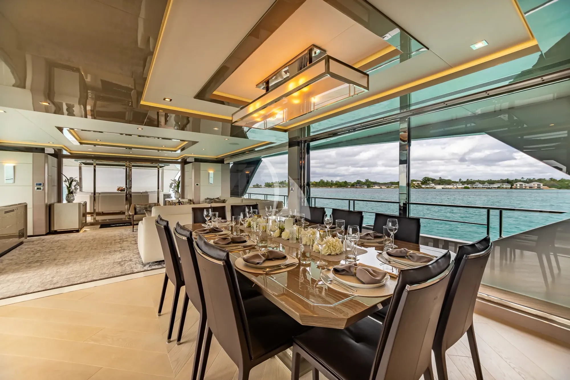 BOA VIDA Ocean Alexander 35R - main dining area