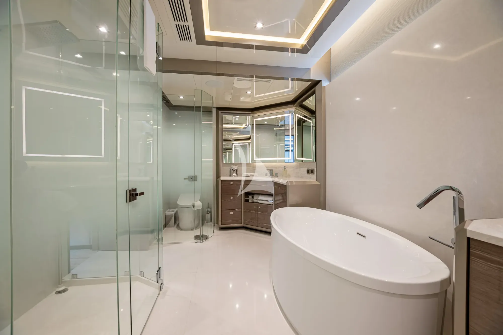 BOA VIDA Ocean Alexander 35R - master cabin bathroom