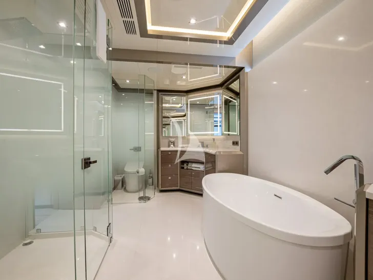 BOA VIDA Ocean Alexander 35R - master cabin bathroom BOA VIDA Ocean Alexander 35R - master cabin bathroom