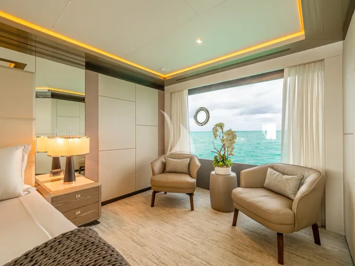 BOA VIDA Ocean Alexander 35R - master cabin lounge BOA VIDA Ocean Alexander 35R - master cabin lounge