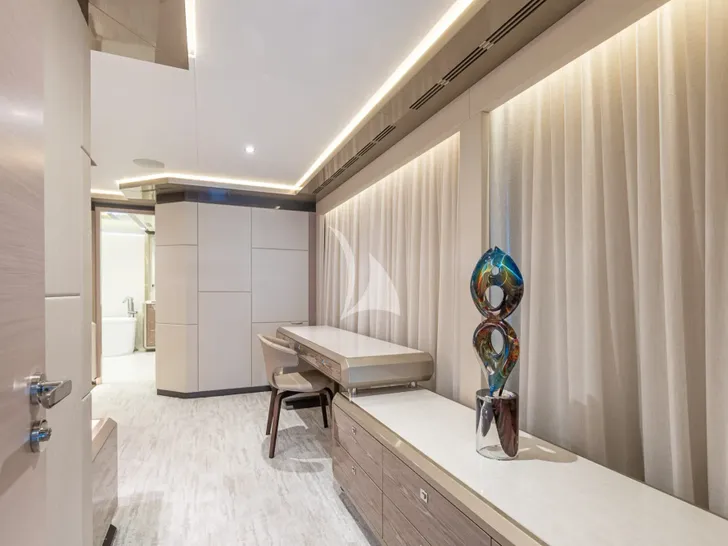 BOA VIDA Ocean Alexander 35R - master cabin work area BOA VIDA Ocean Alexander 35R - master cabin work area
