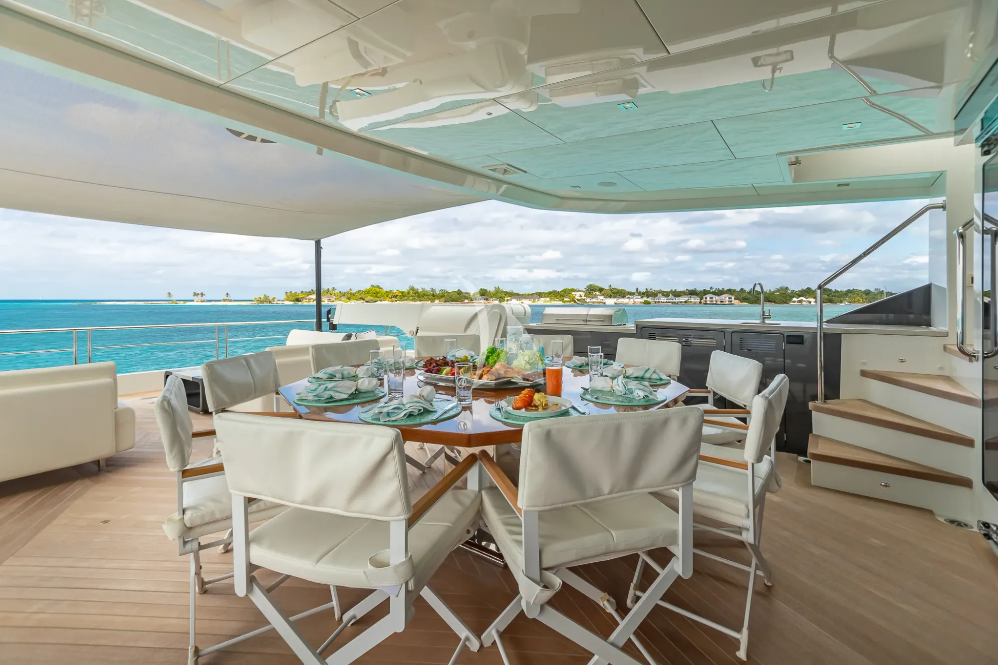 BOA VIDA Ocean Alexander 35R - sky deck aft alfresco dining area