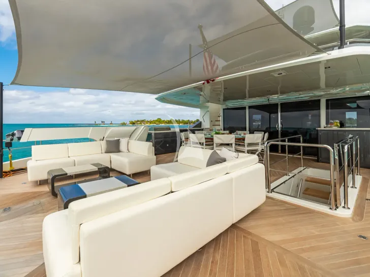 BOA VIDA Ocean Alexander 35R - sky deck aft BOA VIDA Ocean Alexander 35R - sky deck aft