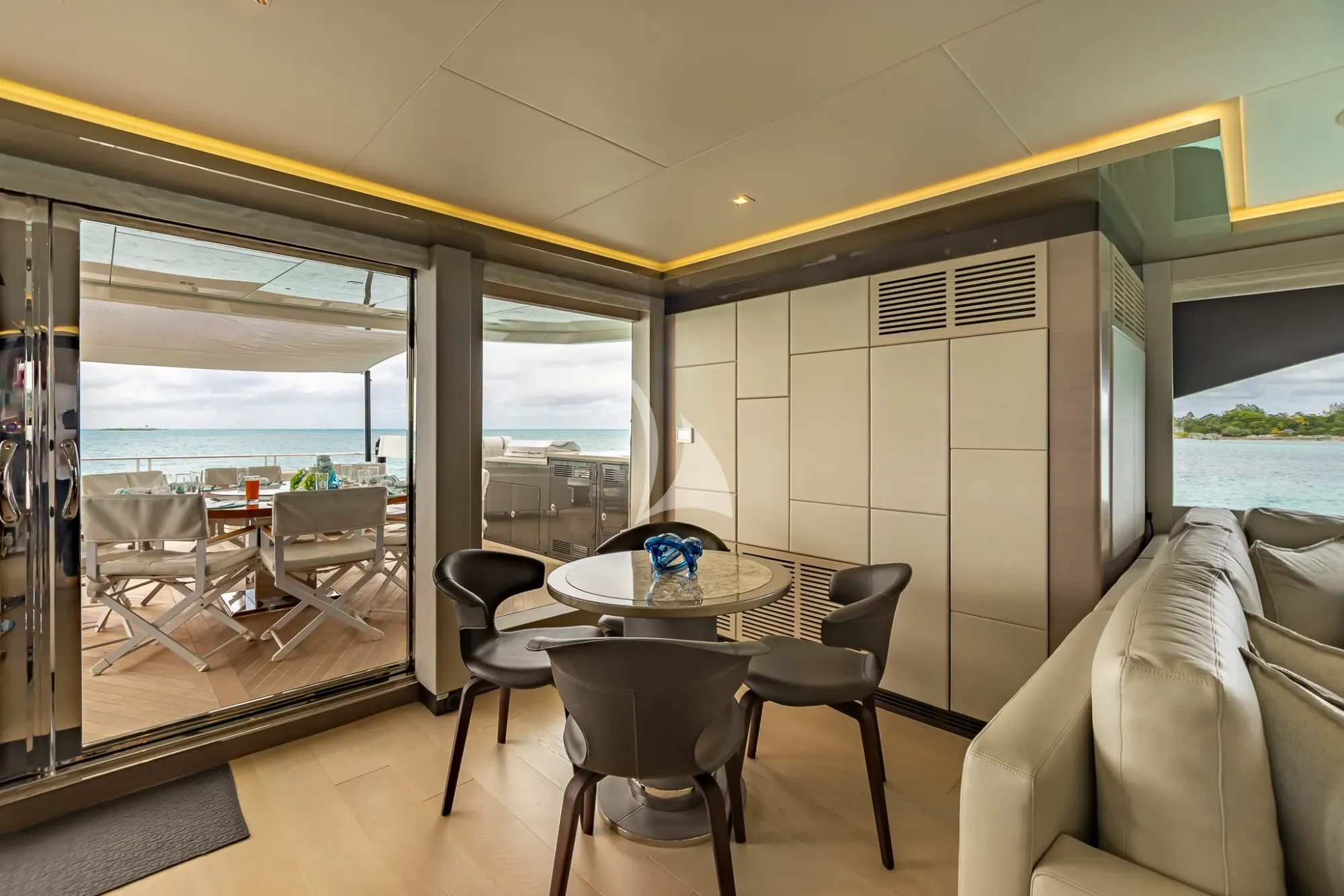 BOA VIDA Ocean Alexander 35R - sky lounge tea area