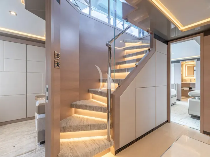 BOA VIDA Ocean Alexander 35R - staircase to the cabins BOA VIDA Ocean Alexander 35R - staircase to the cabins