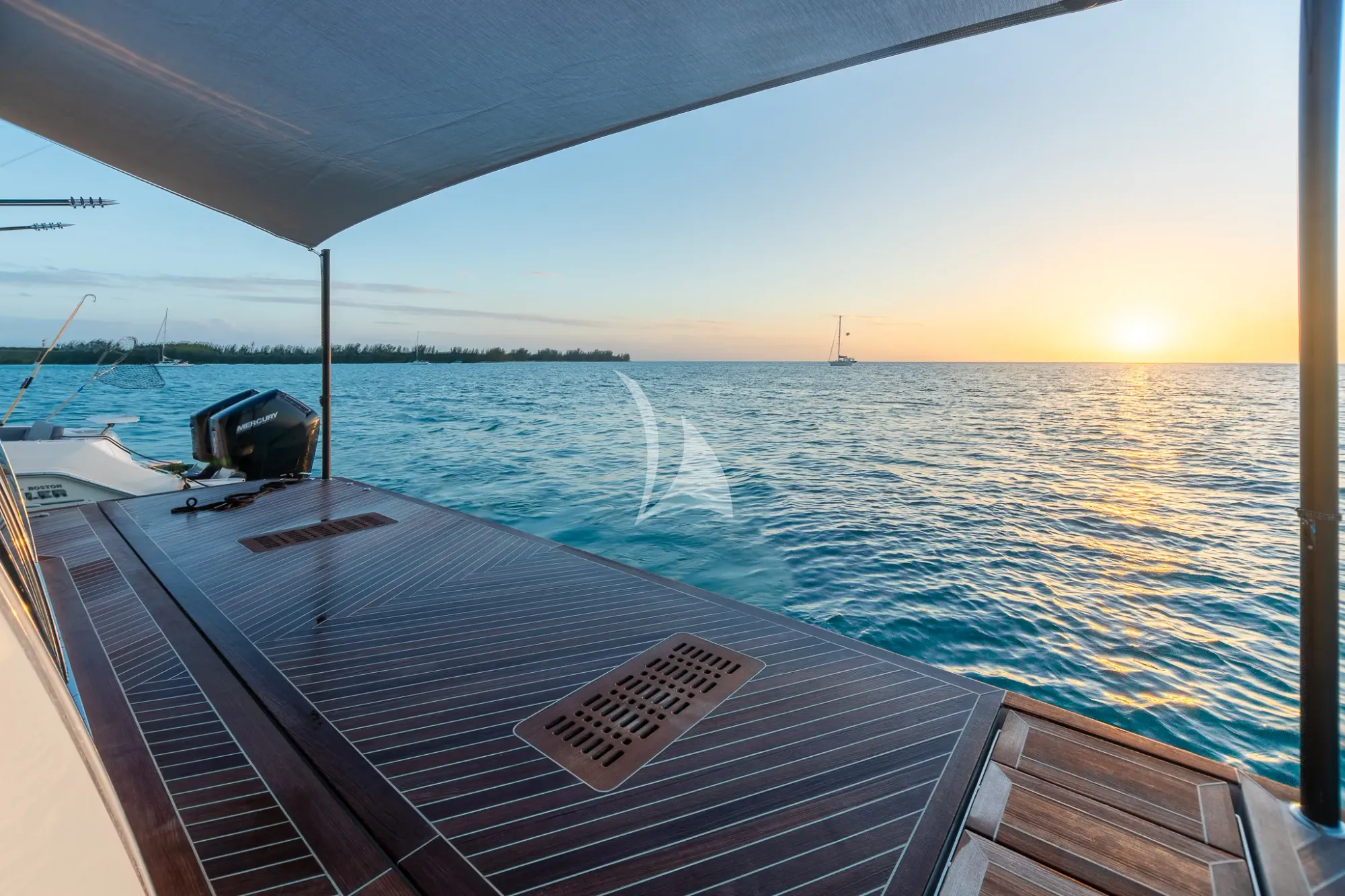 BOA VIDA Ocean Alexander 35R - swim platform under the sunset