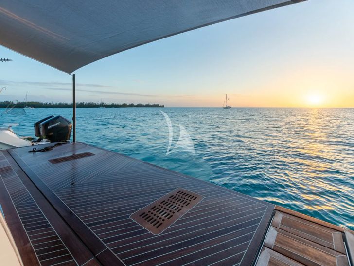 BOA VIDA Ocean Alexander 35R - swim platform under the sunset BOA VIDA Ocean Alexander 35R - swim platform under the sunset