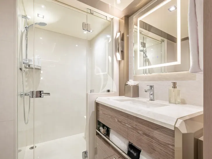 BOA VIDA Ocean Alexander 35R - twin cabin 1 bathroom BOA VIDA Ocean Alexander 35R - twin cabin 1 bathroom