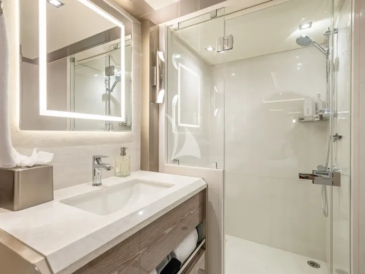 BOA VIDA Ocean Alexander 35R - twin cabin 2 bathroom BOA VIDA Ocean Alexander 35R - twin cabin 2 bathroom