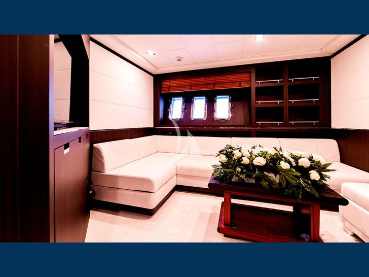 BOBY Mangusta 80 another seating area inside