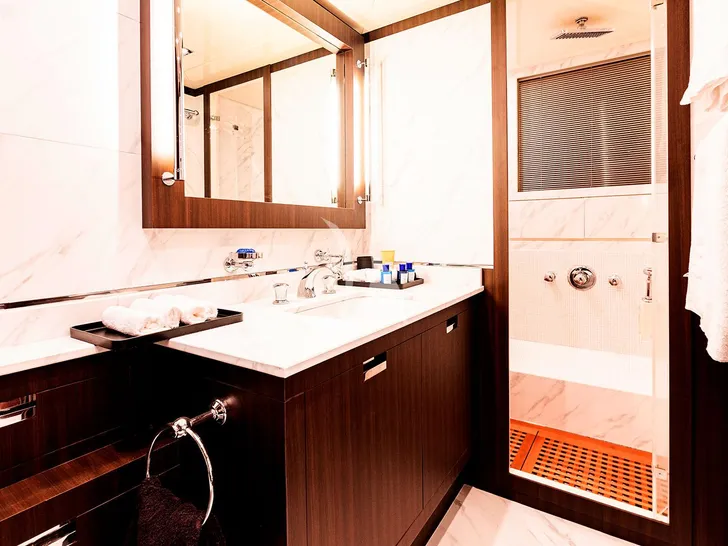 BOBY Mangusta 80 - master cabin bathroom BOBY Mangusta 80 - master cabin bathroom