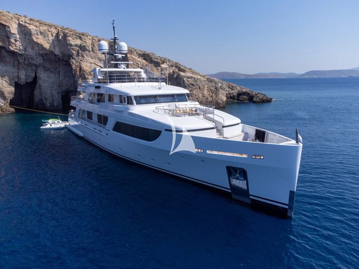 BOJI Codecasa 43 anchored bow view BOJI Codecasa 43 anchored bow view