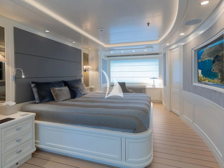 BOJI Codecasa 43 master cabin bed and TV BOJI Codecasa 43 master cabin bed and TV