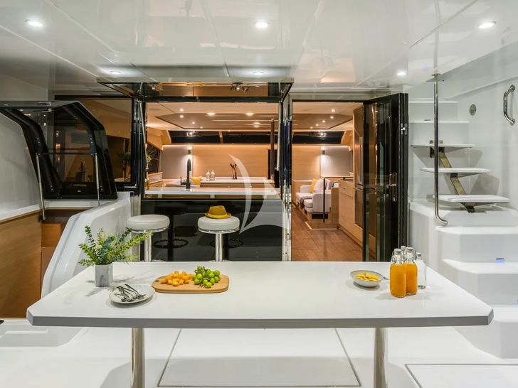 BOLUBO II Aquila 54 Power Catamaran - aft deck dining BOLUBO II Aquila 54 Power Catamaran - aft deck dining