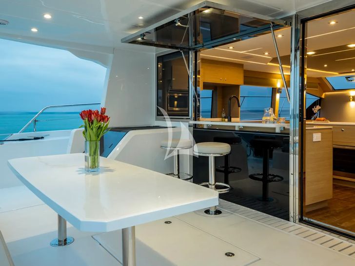 BOLUBO II Aquila 54 Power Catamaran - aft deck BOLUBO II Aquila 54 Power Catamaran - aft deck