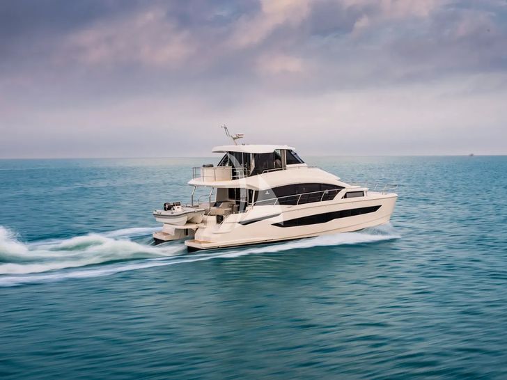 BOLUBO II Aquila 54 Power Catamaran - cruising BOLUBO II Aquila 54 Power Catamaran - cruising