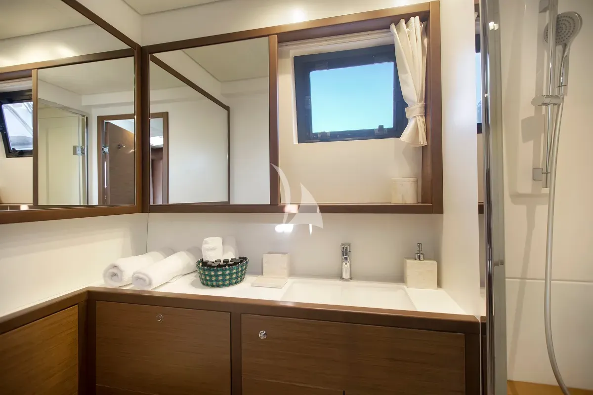 BOOM Lagoon 560 S2 - cabin 2 bathroom