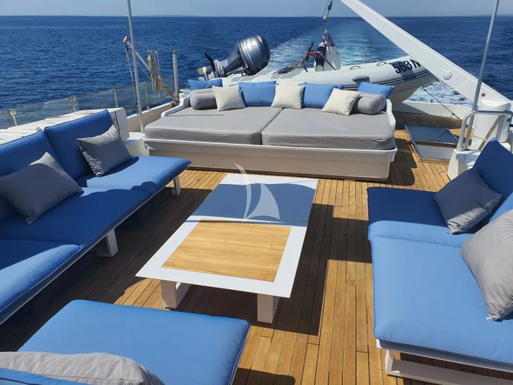 BORA BORA Admiral 27 - flybridge lounge and sunbathing area BORA BORA Admiral 27 - flybridge lounge and sunbathing area