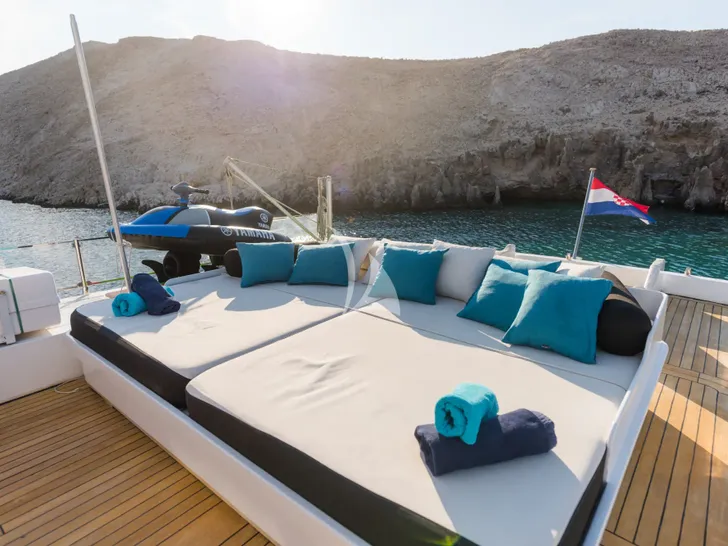 BORA BORA Admiral 27 - flybridge sunbathing area BORA BORA Admiral 27 - flybridge sunbathing area