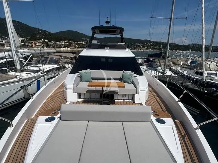 BREEZE Ferretti 720 - foredeck bronzing area BREEZE Ferretti 720 - foredeck bronzing area