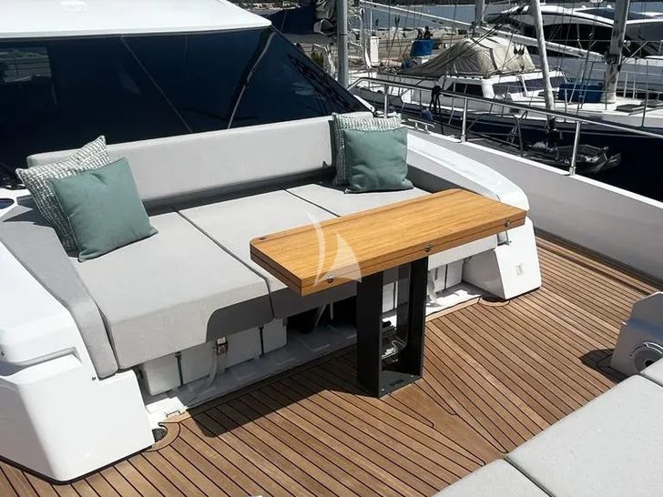 BREEZE Ferretti 720 - foredeck lounge BREEZE Ferretti 720 - foredeck lounge