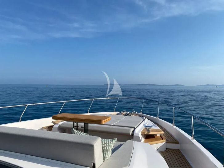 BREEZE Ferretti 720 - foredeck BREEZE Ferretti 720 - foredeck