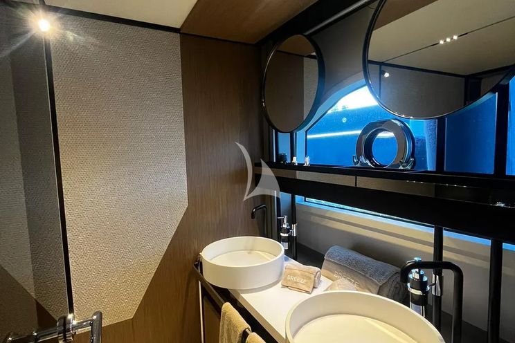 Charter Yacht BREEZE - Ferretti 720 - 4 Cabins - St Tropez - Cannes - Nice - Monaco - Antibes - French Riviera