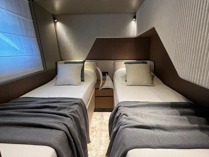 BREEZE Ferretti 720 - twin cabin 1 BREEZE Ferretti 720 - twin cabin 1