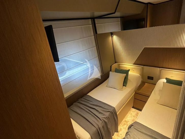 BREEZE Ferretti 720 - twin cabin 2 BREEZE Ferretti 720 - twin cabin 2