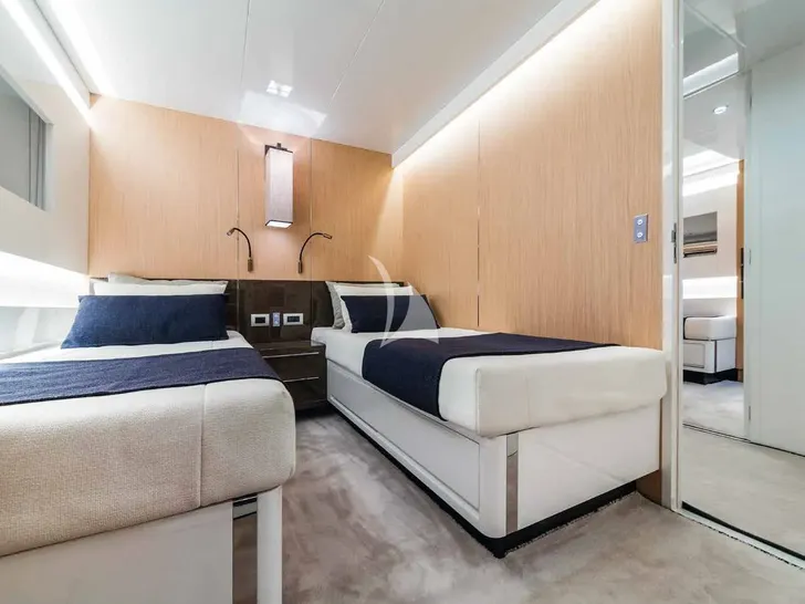 BOOM SHAKALAKA Arcadia A85 - twin cabin BOOM SHAKALAKA Arcadia A85 - twin cabin