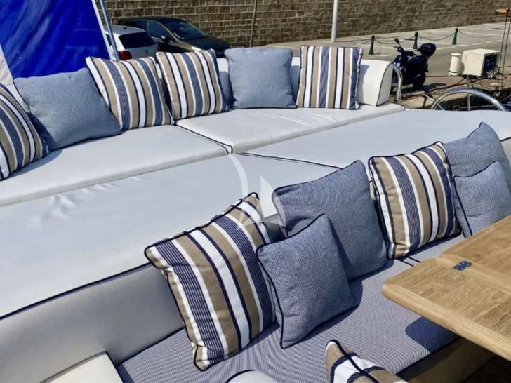 BST SUNRISE Sunseeker Predator 84 - foredeck bronzing area BST SUNRISE Sunseeker Predator 84 - foredeck bronzing area