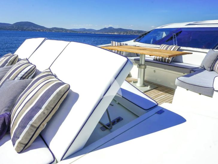 BST SUNRISE Sunseeker Predator 84 - foredeck lounge and bronzing area BST SUNRISE Sunseeker Predator 84 - foredeck lounge and bronzing area