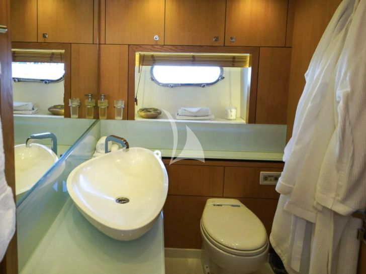 BST SUNRISE Sunseeker Predator 84 - master cabin bathroom BST SUNRISE Sunseeker Predator 84 - master cabin bathroom