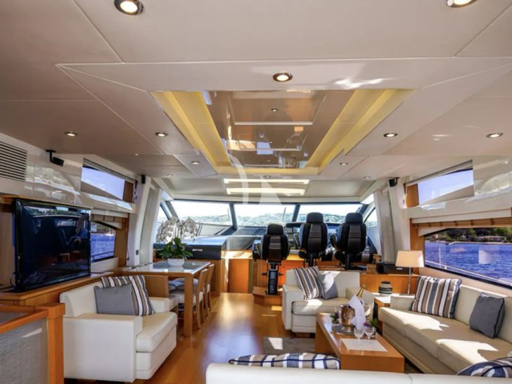 BST SUNRISE Sunseeker Predator 84 - saloon seating and TV BST SUNRISE Sunseeker Predator 84 - saloon seating and TV