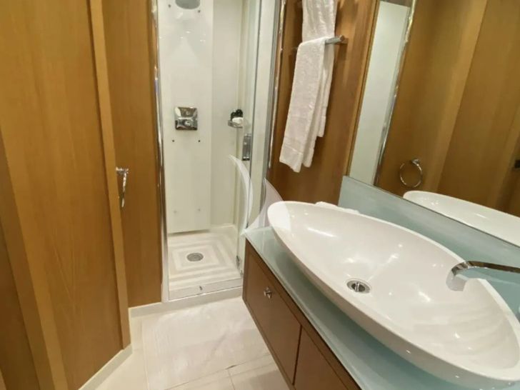 BST SUNRISE Sunseeker Predator 84 - twin cabin bathroom BST SUNRISE Sunseeker Predator 84 - twin cabin bathroom