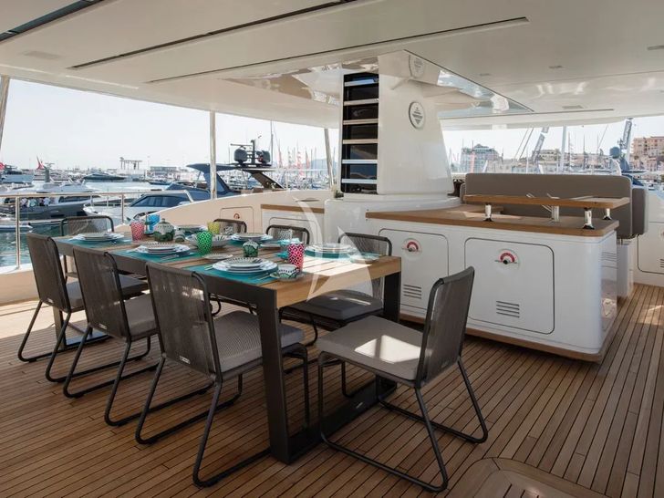 BST SUNRISE II Sanlorenzo SD92 - sun deck dining area BST SUNRISE II Sanlorenzo SD92 - sun deck dining area