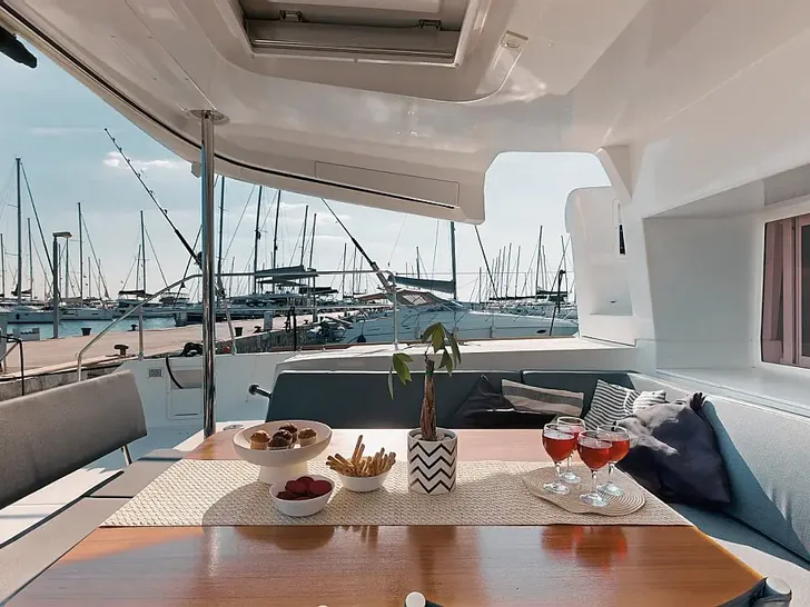 BUENA SUERTE Lagoon 470 - aft deck dining area BUENA SUERTE Lagoon 470 - aft deck dining area