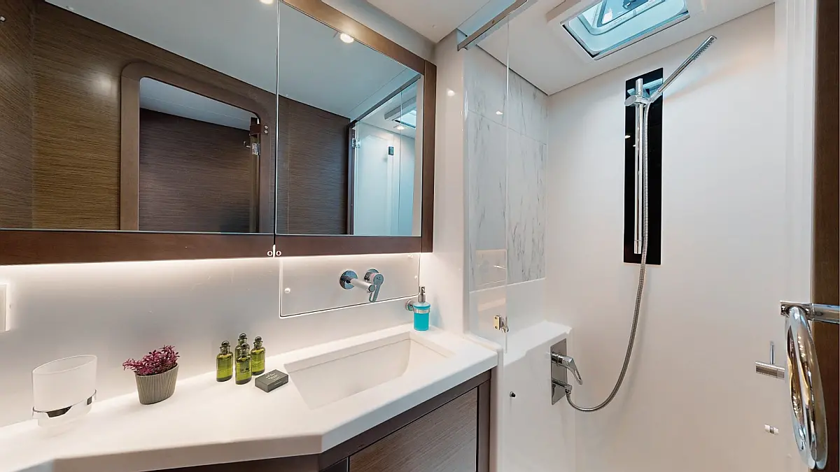 BUENA SUERTE Lagoon 470 - cabin 1 bathroom