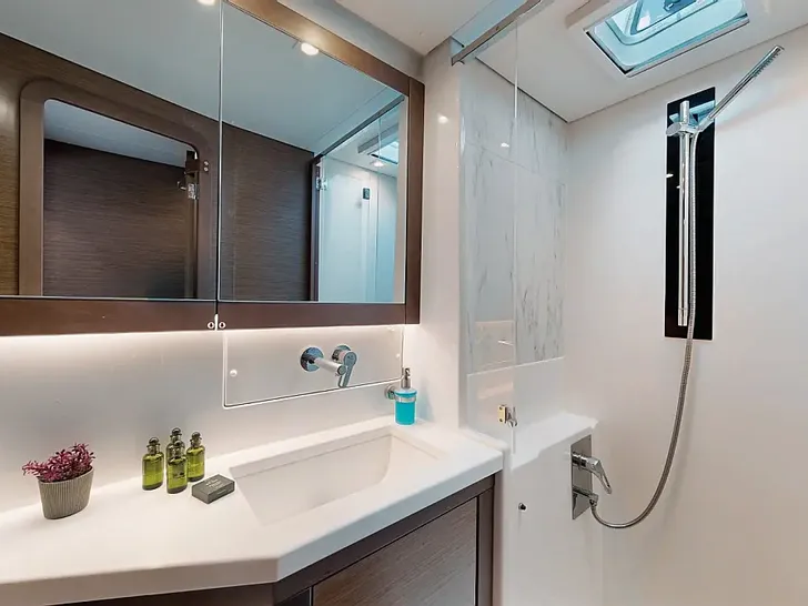 BUENA SUERTE Lagoon 470 - cabin 1 bathroom BUENA SUERTE Lagoon 470 - cabin 1 bathroom