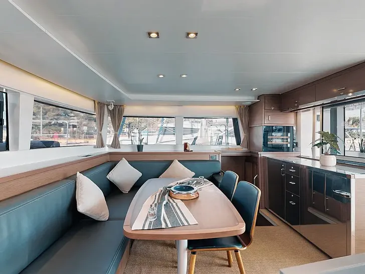 BUENA SUERTE Lagoon 470 - saloon lounge and dining area BUENA SUERTE Lagoon 470 - saloon lounge and dining area