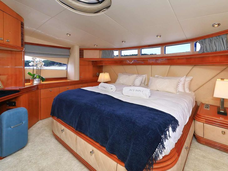 BABY I Sunseeker 105 - VIP cabin BABY I Sunseeker 105 - VIP cabin