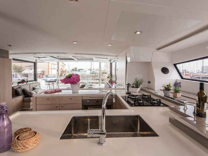 Bali 5.4 - Galley Bali 5.4 - Galley