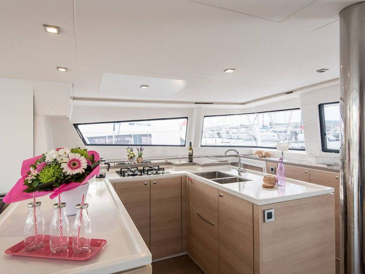 Bali 5.4 - Galley Bali 5.4 - Galley