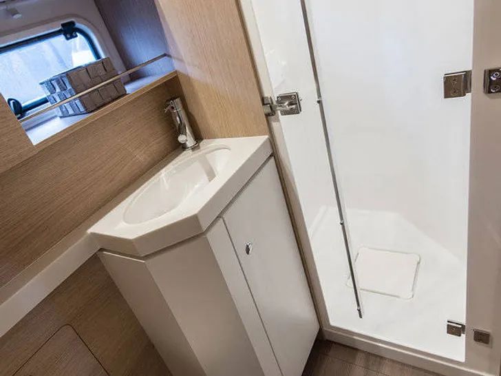 Bali 5.4 - cabin bathroom Bali 5.4 - cabin bathroom